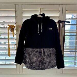The North Face Fleece sweatshirt